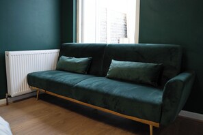 Living area - Spacious 4-bedroom house in Rochester with WiFi (Rochester)