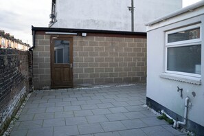 Property grounds - Spacious 4-bedroom house in Rochester with WiFi (Rochester)