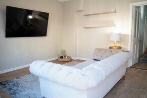 Living area - Spacious 4-bedroom house in Rochester with WiFi (Rochester)