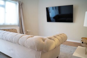 Living area - Spacious 4-bedroom house in Rochester with WiFi (Rochester)
