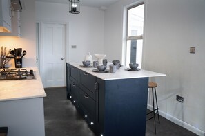 Private kitchen - Spacious 4-bedroom house in Rochester with WiFi (Rochester)