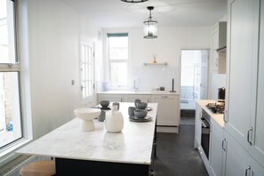 Private kitchen - Spacious 4-bedroom house in Rochester with WiFi (Rochester)