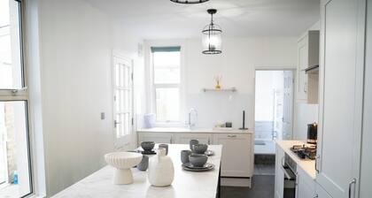 Spacious 4-bedroom house in Rochester with WiFi