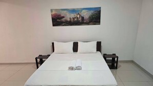 1 bedroom, iron/ironing board, internet, bed sheets - Kandy City View MPM Guest Room - 3B2 (Kandy)