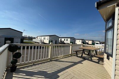 Statichomesleeps6-lakeview-petsok-balcony-parking