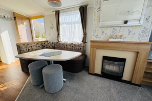 Unclassified image, 2 of 18, button - Statichomesleeps6-lakeview-petsok-balcony-parking (Mablethorpe)