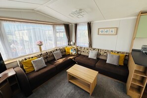 Unclassified image, 2 of 18, button - Statichomesleeps6-lakeview-petsok-balcony-parking (Mablethorpe)