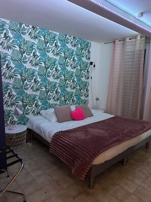 2 slaapkamers, een strijkplank/strijkijzer, reisbedje, gratis wifi