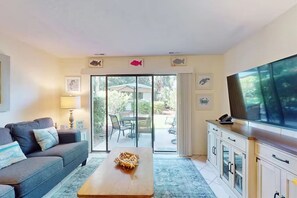Smart TV, DVD player, books, video library - Make Memories in this Low Country Gem in the heart of Coligny (Hilton Head Island)