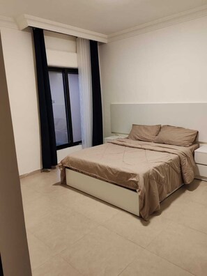 3 bedrooms, desk, iron/ironing board