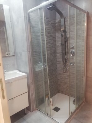 Dusche, Haartrockner, Bidet, Handtücher