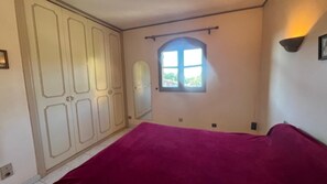 2 slaapkamers, een strijkplank/strijkijzer, wifi, beddengoed