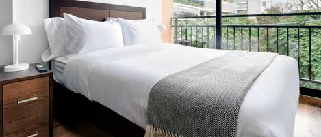 1 dormitorio, tabla de planchar con plancha, wifi y ropa de cama