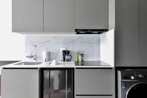 Réfrigérateur, micro-ondes, four, plaque de cuisson
