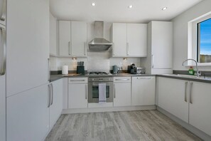 Fridge, oven, dishwasher, coffee/tea maker