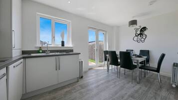 Fridge, oven, dishwasher, coffee/tea maker