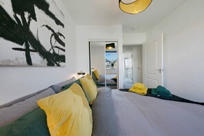 3 habitaciones, escritorio y tabla de planchar con plancha