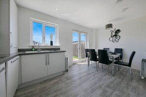 Fridge, oven, dishwasher, coffee/tea maker - Clapham Wynd House | Grampian Lettings Ltd (Arbroath)