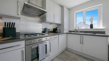 Fridge, oven, dishwasher, coffee/tea maker