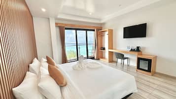 Deluxe Double Room | Minibar, in-room safe, desk, laptop workspace