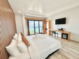 Deluxe Double Room | Minibar, in-room safe, desk, laptop workspace