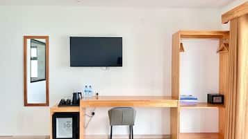 Deluxe Double Room | Minibar, in-room safe, desk, laptop workspace