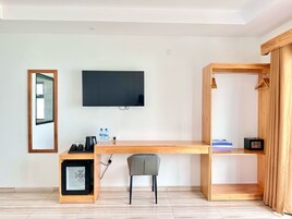 Deluxe Double Room | Minibar, in-room safe, desk, laptop workspace