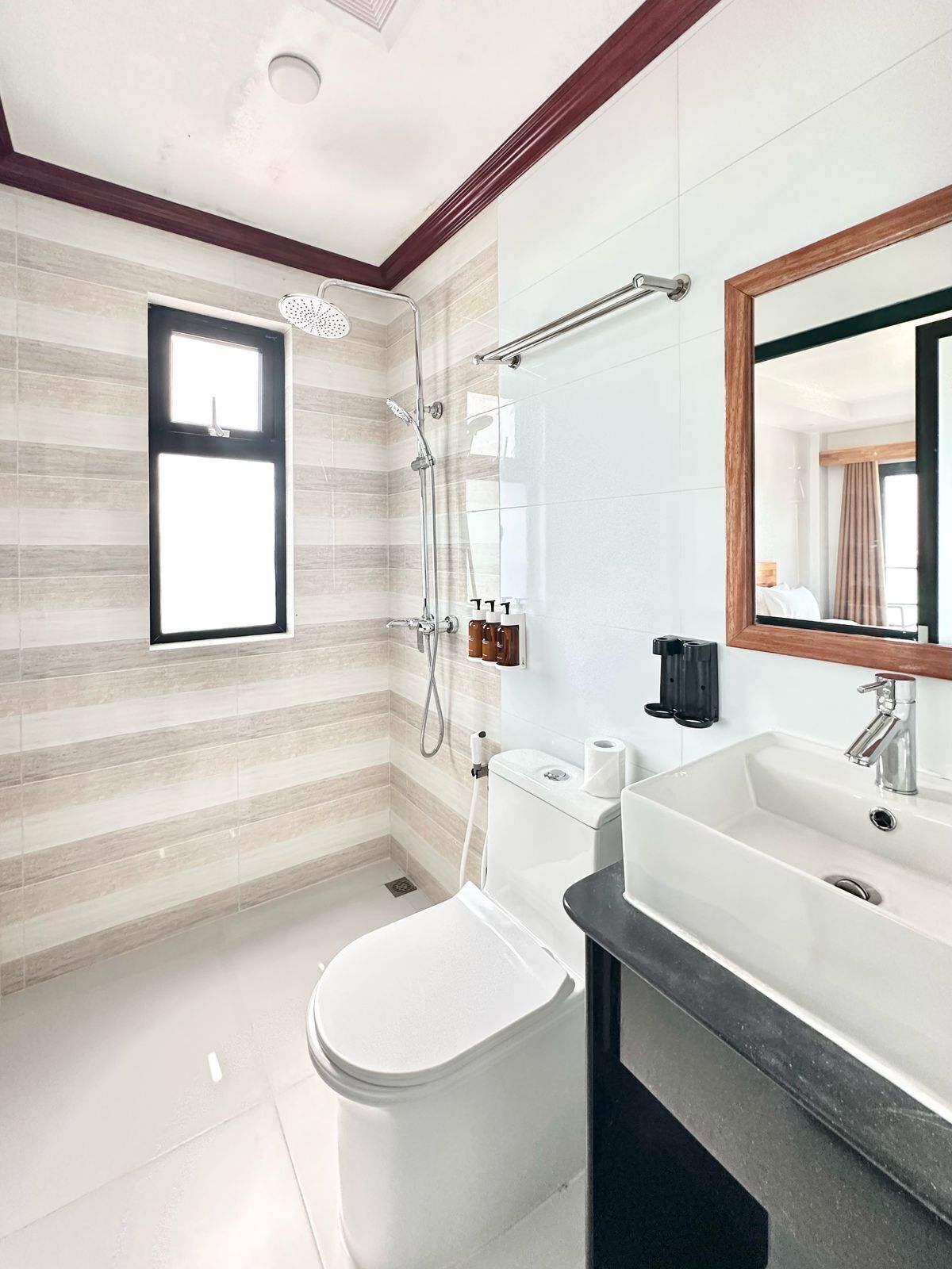 Ducha y bañera combinadas y artículos de higiene personal gratuitos