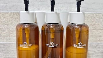 Combined shower/tub, free toiletries, hair dryer, towels
