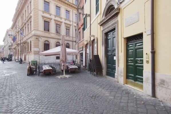 Outdoor dining - Secret Studio Retreat in the Heart of the Ghetto by Houseeds (Roma)