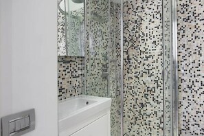 Dusche, Haartrockner, Bidet, Handtücher