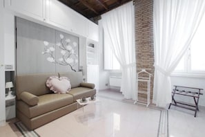 Living area - Secret Studio Retreat in the Heart of the Ghetto by Houseeds (Roma)