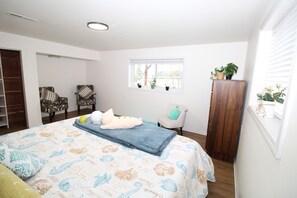 3 habitaciones, escritorio y tabla de planchar con plancha