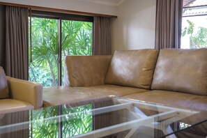 Villa, 5 habitaciones, vista a la alberca | Área de sala de estar | Televisión de pantalla plana 