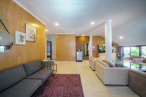 วิลล่า, 5 ห้องนอน, วิวสระว่ายน้ำ | บริเวณนั่งเล่น | ทีวีจอแบน