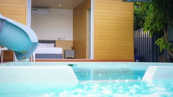 Vila, 5 quartos, vista para a piscina | 5 quartos, ferros/tábuas de passar roupa, Wi-Fi de cortesia