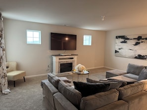 Smart TV, fireplace, stereo