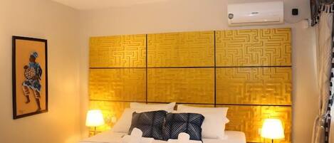 Chambre Junior, balcon, vue sur la ville | Bureau, espace de travail pour ordinateurs portables