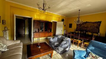 Smart TV, lettore DVD, libri, stampante