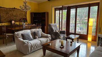 Smart TV, lettore DVD, libri, stampante