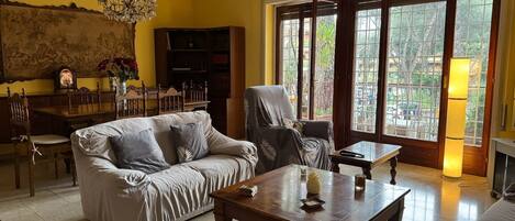 Smart TV, DVD player, books, printers