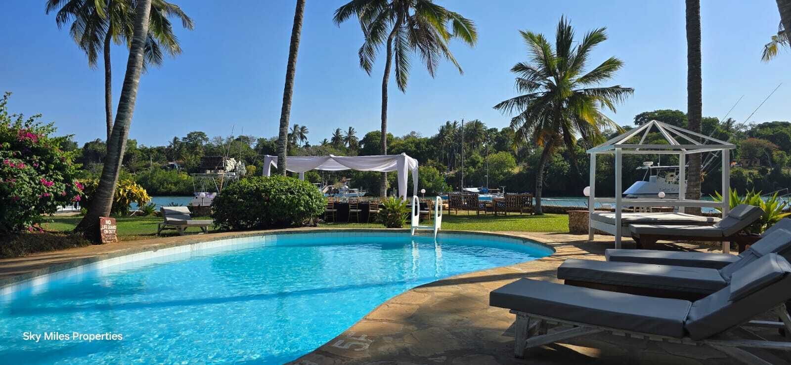 Una piscina al aire libre