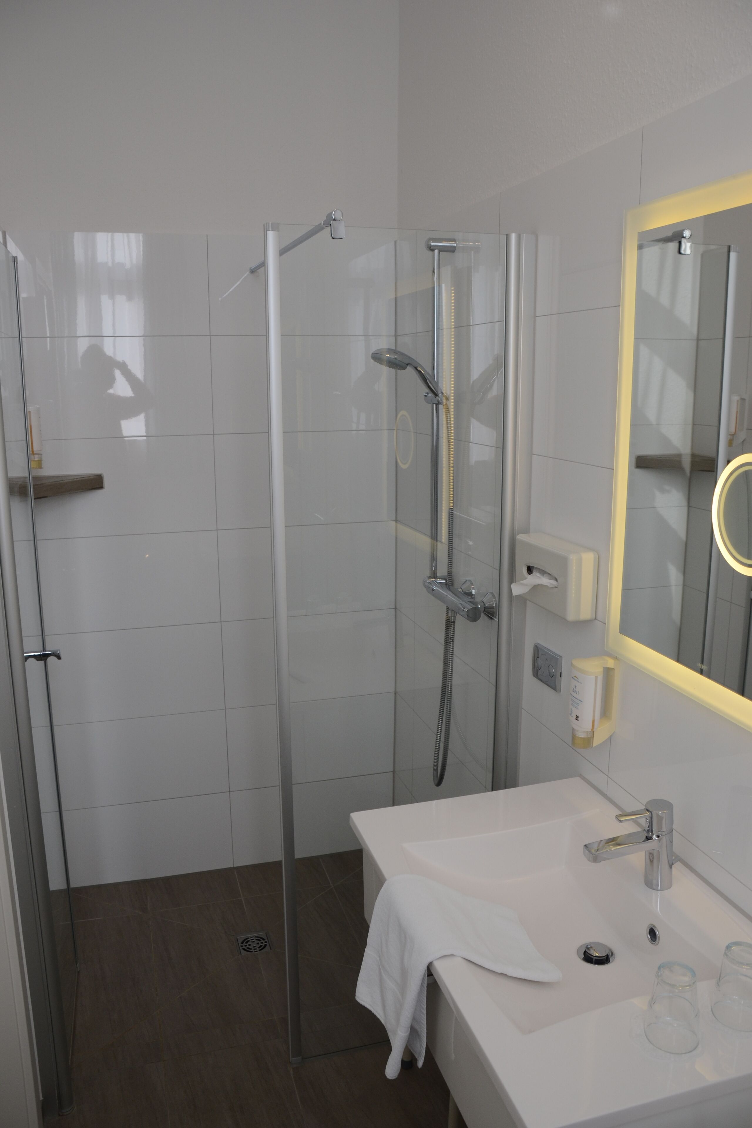 Regadera, secadora de cabello, toallas, jabón 