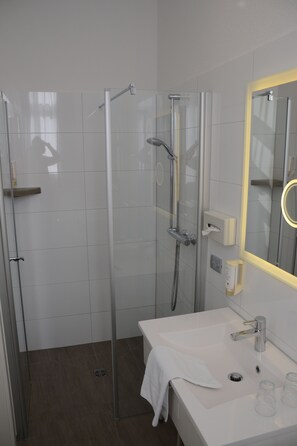 Dusj, hårføner, håndklær og såpe