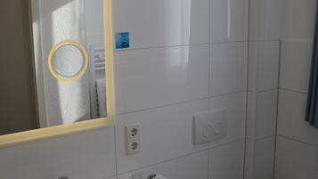 Chuveiro, secador de cabelo, toalhas de banho, sabonete