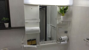 Haartrockner, Handtücher, Seife, Toilettenpapier