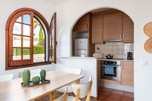 Kühlschrank, Mikrowelle, Ofen, Wasserkocher mit Kaffee-/Teezubehör