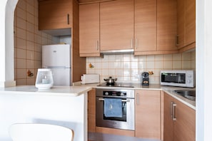 Kühlschrank, Mikrowelle, Ofen, Wasserkocher mit Kaffee-/Teezubehör