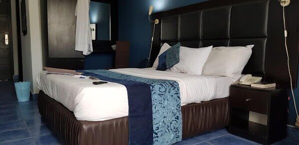 Deluxe-huone, parveke, kaupunkinäköala | Työpöytä, kannettavalle tietokoneelle sopiva työtila, pimennysverhot