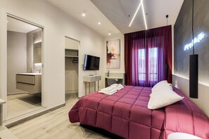 Chambre Confort double ou avec lits jumeaux | Coffre-fort, bureau, espace de travail pour ordinateurs portables